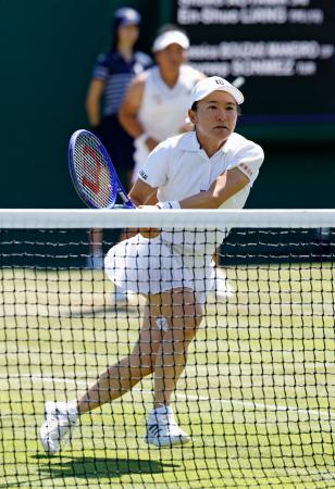 女子ダブルス１回戦でプレーする青山修子（手前）、梁恩碩組＝ウィンブルドン（共同）