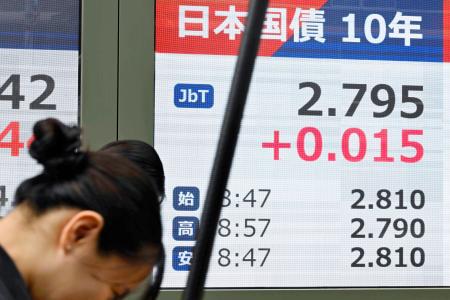 国債市場の１０年債利回りを示すモニター＝３日午前、東京都中央区