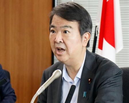 記者会見する石原環境相＝３日午前、環境省