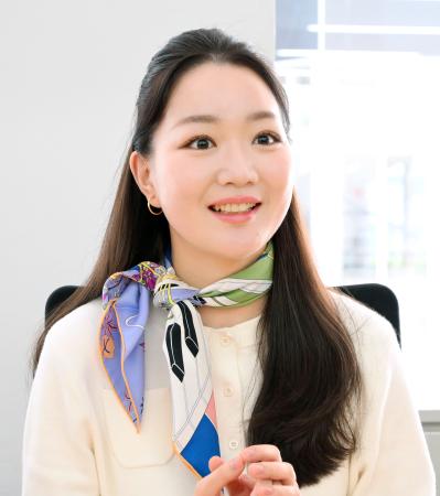 インタビューに答える五十嵐薫子