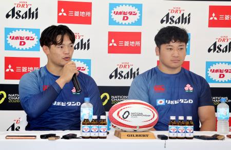 記者会見するラグビー日本代表の広瀬（左）と為房＝３日、秩父宮ラグビー場