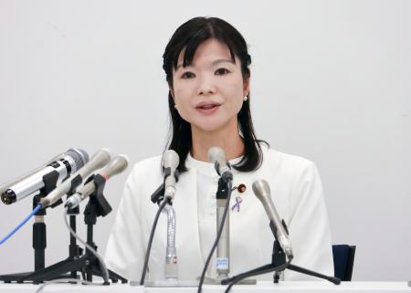 記者会見する田中優希横浜市議＝３日午後、横浜市役所