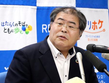 賃上げ率の最終集計結果について説明する連合の仁平章副事務局長＝３日午後、東京都千代田区
