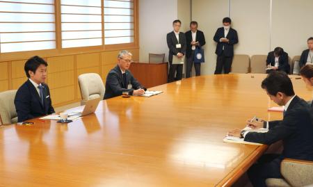 資源エネルギー庁の久米孝電力・ガス事業部長（右）から報告を受ける宮下宗一郎青森県知事（左）＝３日午後、青森県庁