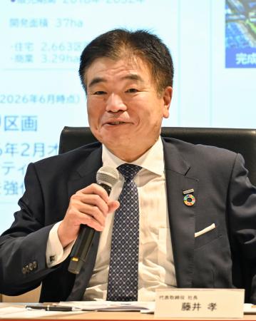 記者説明会で話すパナソニックホームズの藤井孝社長＝３日午後、大阪府豊中市