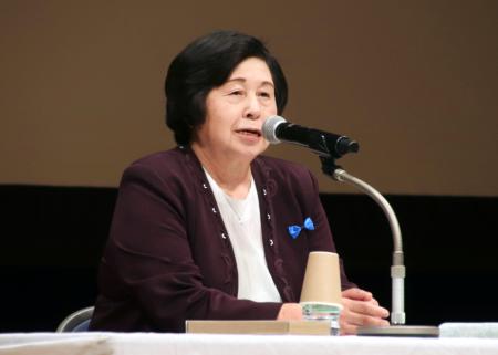 札幌市で講演する曽我ひとみさん＝３日午後