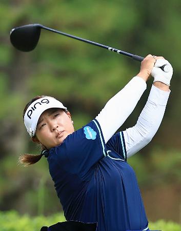 第１日、７アンダーで単独首位に立った鈴木愛＝戸塚ＣＣ
