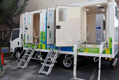 大阪府交野市の青年の家に設置予定のトイレトラック＝３日午後