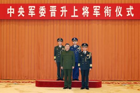 中国軍の上将昇格式で写真に納まる習近平国家主席（手前左）と上将に任命された（奥左から）張曙光氏、王剛氏＝３日、北京（新華社＝共同）