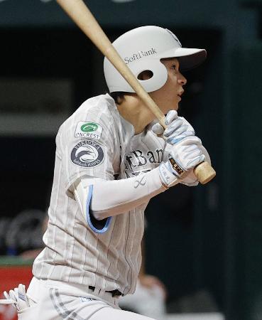 ４回ソフトバンク１死二塁、川瀬が中越えに適時三塁打を放つ＝みずほペイペイドーム