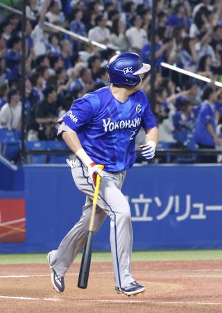 １０回ＤｅＮＡ１死三塁、代打筒香が勝ち越しの左犠飛を放つ＝神宮