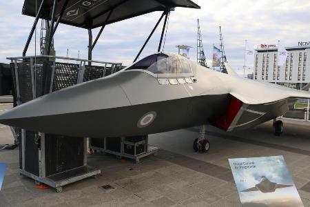日本、英国、イタリアが共同開発する次期戦闘機の模型＝２０２５年９月、ロンドン（共同）
