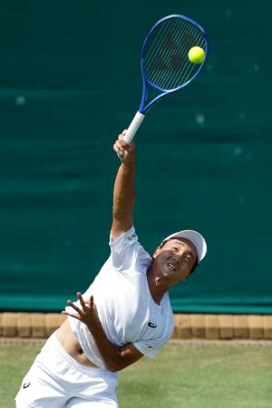 男子シングルス３回戦でプレーする望月慎太郎＝ウィンブルドン（共同）