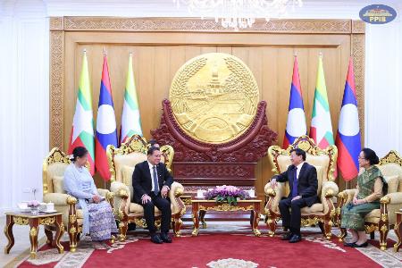 　３日、ラオスの首都ビエンチャンで会談するトンルン国家主席（中央右）とミャンマー親軍政権の大統領を務めるミンアウンフライン氏（中央左）（ミャンマー親軍政権提供、共同）