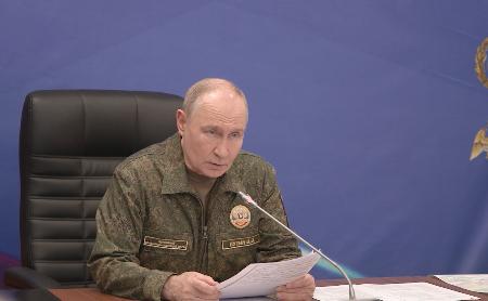 ３日、ロシア軍の司令部を訪れたプーチン大統領（ロシア大統領府提供・共同）