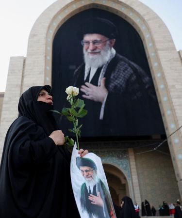 ４日、イランの前最高指導者アリ・ハメネイ師の国葬に参列した人＝テヘラン（ロイター＝共同）