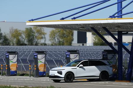 太陽光発電施設で充電されるＥＶ＝４月２９日、ドイツ東部ツォルバウ近郊（ゲッティ＝共同）