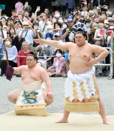 熱田神宮で奉納土俵入りを披露する大の里＝４日、名古屋市