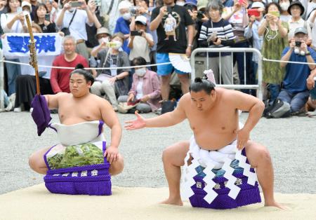　熱田神宮で奉納土俵入りを披露する豊昇龍＝４日、名古屋市