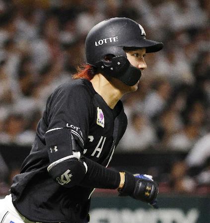 １回、先頭打者本塁打を放ち一塁へ向かうロッテ・藤原＝みずほペイペイドーム