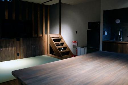 ＪＲ櫟本駅舎を改修したホテルの客室＝６月、奈良県天理市