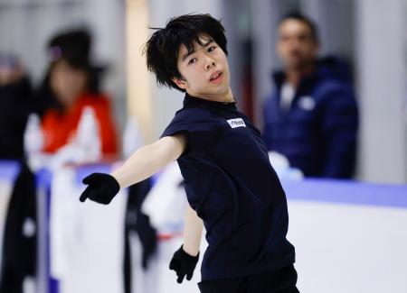 練習を公開した佐藤駿＝関空アイスアリーナ