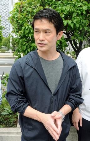 取材に応じる中道改革連合の小川代表=4日午後、東京都新宿区