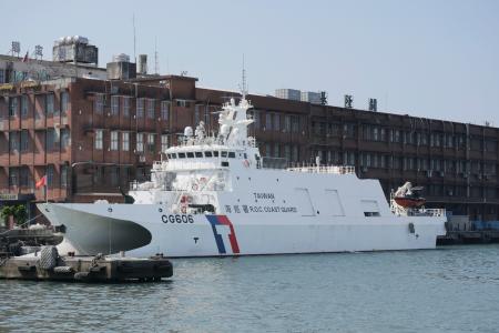中国海警船を監視するため台湾海巡署が台湾東方海域に派遣した「八里艦」＝５月、台湾北部・基隆市（共同）