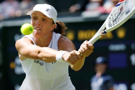 女子シングルス３回戦でプレーするイガ・シフィオンテク＝ウィンブルドン（共同）
