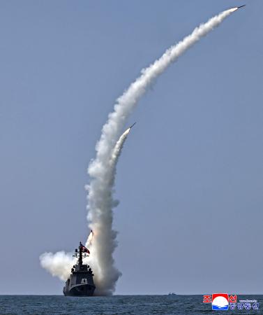 北朝鮮の新型駆逐艦「姜健」からミサイルを発射する試験。金正恩朝鮮労働党総書記が視察した＝３日（朝鮮中央通信＝共同）