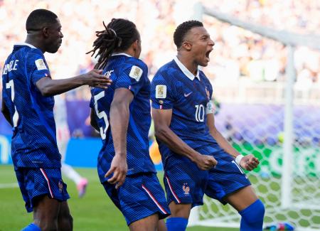 パラグアイ―フランス 後半、先制PKを決め喜ぶフランスのエムバペ(右)=フィラデルフィア(共同)