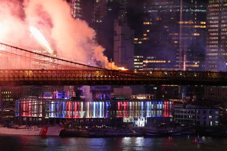 ４日、米建国２５０年を祝う花火大会が行われていたニューヨークのブルックリン橋から立ち上る煙（ロイター＝共同）