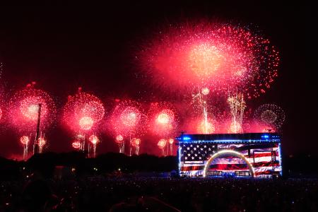 米ワシントンで開かれた建国２５０年を祝う行事で打ち上げられた花火＝４日（ＡＰ＝共同）