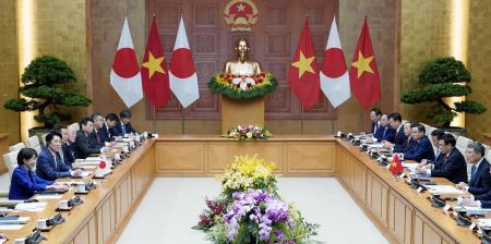 　会談する高市首相（左端）とベトナムのレ・ミン・フン首相（右端）＝５月、ハノイ（共同）