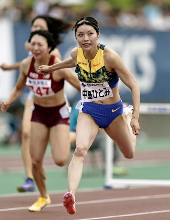 女子１００メートル障害決勝　ゴールする中島ひとみ＝ヤマタスポーツパーク陸上競技場
