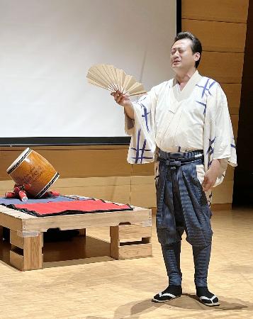 愛知県立芸大の講座で講師を務め、呼び上げを実演する幕内格呼び出しの利樹之丞＝５日、愛知県長久手市
