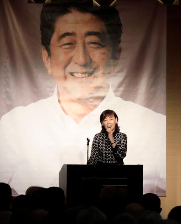 安倍元首相をしのぶ会で、あいさつする妻昭恵さん＝５日午後、山口県下関市