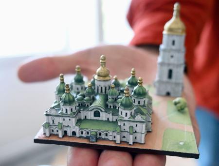 保存した３Ｄデータから作ったウクライナ・キーウの聖ソフィア大聖堂のミニチュア＝５月、リビウ（共同）