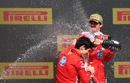Ｆ１英国ＧＰで今季初優勝を果たし、エンジニアとシャンパンファイトを楽しむフェラーリのシャルル・ルクレール＝５日、シルバーストーン（ロイター＝共同）