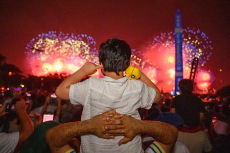 米建国２５０年の祝賀行事で打ち上げられた花火＝４日、ワシントン（ゲッティ＝共同）