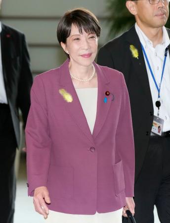首相官邸に入る高市首相＝６日午前