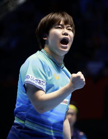 ５月、卓球世界選手権団体戦　男子決勝の中国戦、第２試合でガッツポーズする松島輝空＝ロンドン（共同）