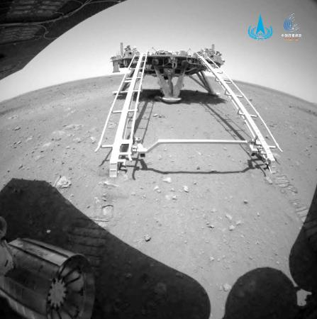 火星の地表に降りた探査車「祝融」が撮影した無人探査機「天問１号」の着陸機（中国国家宇宙局のサイトから、共同）