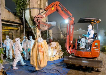 豚熱感染が確認された養豚場で行われた「選択的殺処分」の作業＝５日夜、静岡県富士宮市（同県提供）