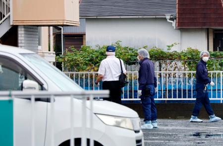 女性が刃物で刺されているのが見つかったアパート周辺を調べる捜査員＝６日午後３時３０分、浜松市中央区