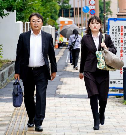 浜岡原発の運転終了を住民らが求めた訴訟の弁論再開申し立てのため、静岡地裁へ向かう原告団の弁護士ら=6日午後