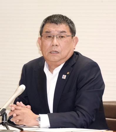 記者会見する福岡県議会の中尾正幸副議長＝６日午後、福岡市