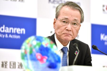 記者会見する経団連の筒井義信会長=6日午後、東京都千代田区