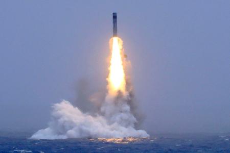 中国軍が行った、原子力潜水艦から太平洋に向けて模擬弾頭１発を搭載した戦略ミサイルを発射する実験＝６日（新華社＝共同）