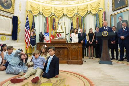 記者団に話すトランプ米大統領=6日、ワシントン(AP=共同)